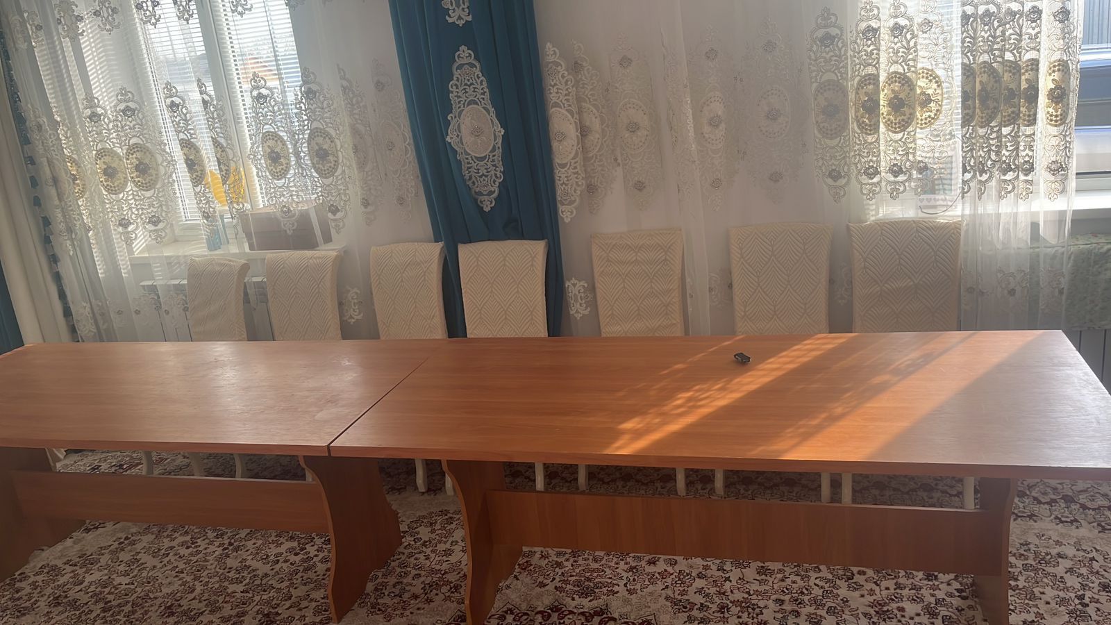 Стол коричневый хороший.