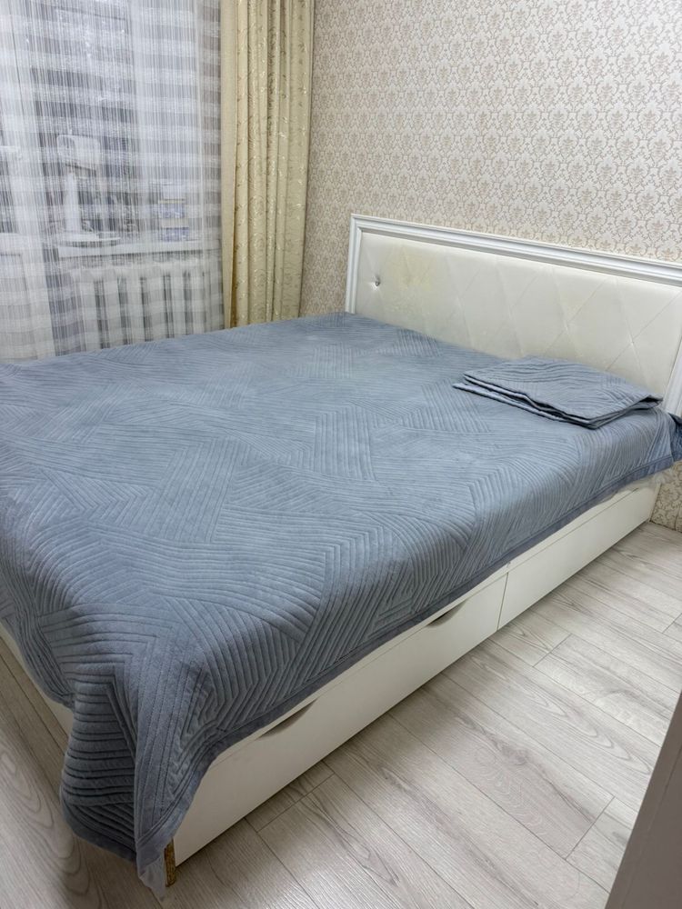 Кровать , комод в подарок