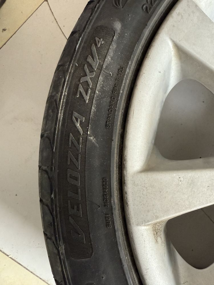 Продам диск с шиной марки БМВ 225/45/18, 1 штук