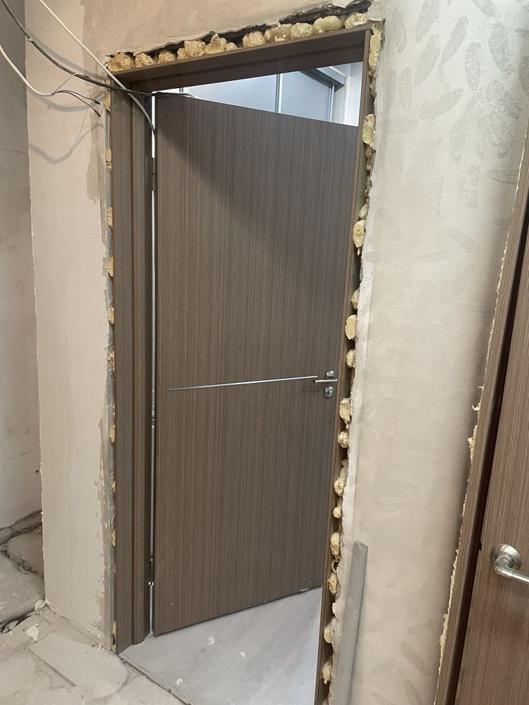 Продам б/у двери,ламинат , кухню