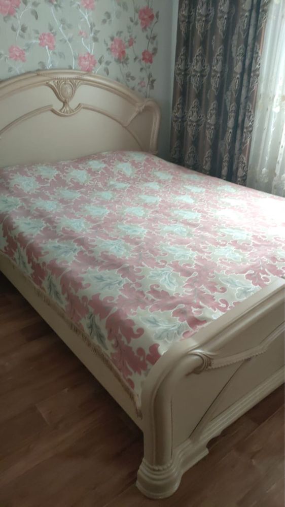 Продается спальный гарнитур
