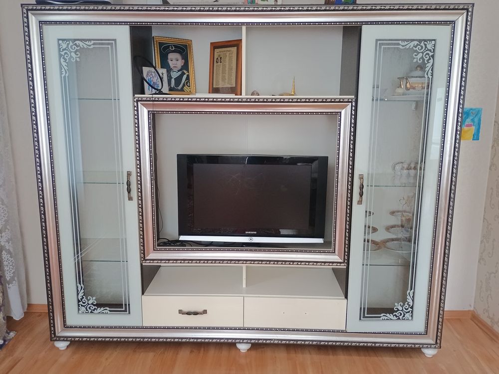 Продам гостинный сервант