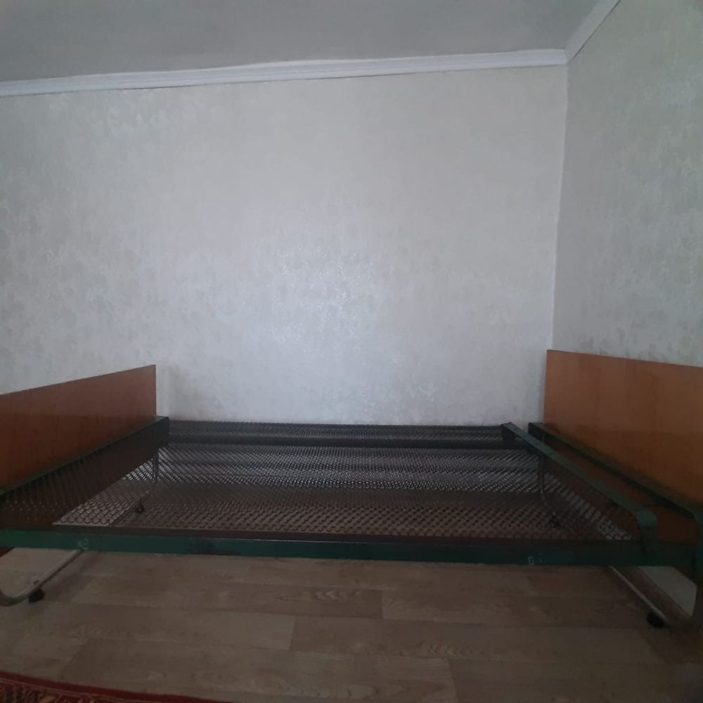 Продам кожанный ,раскладной диван и железные две кровати