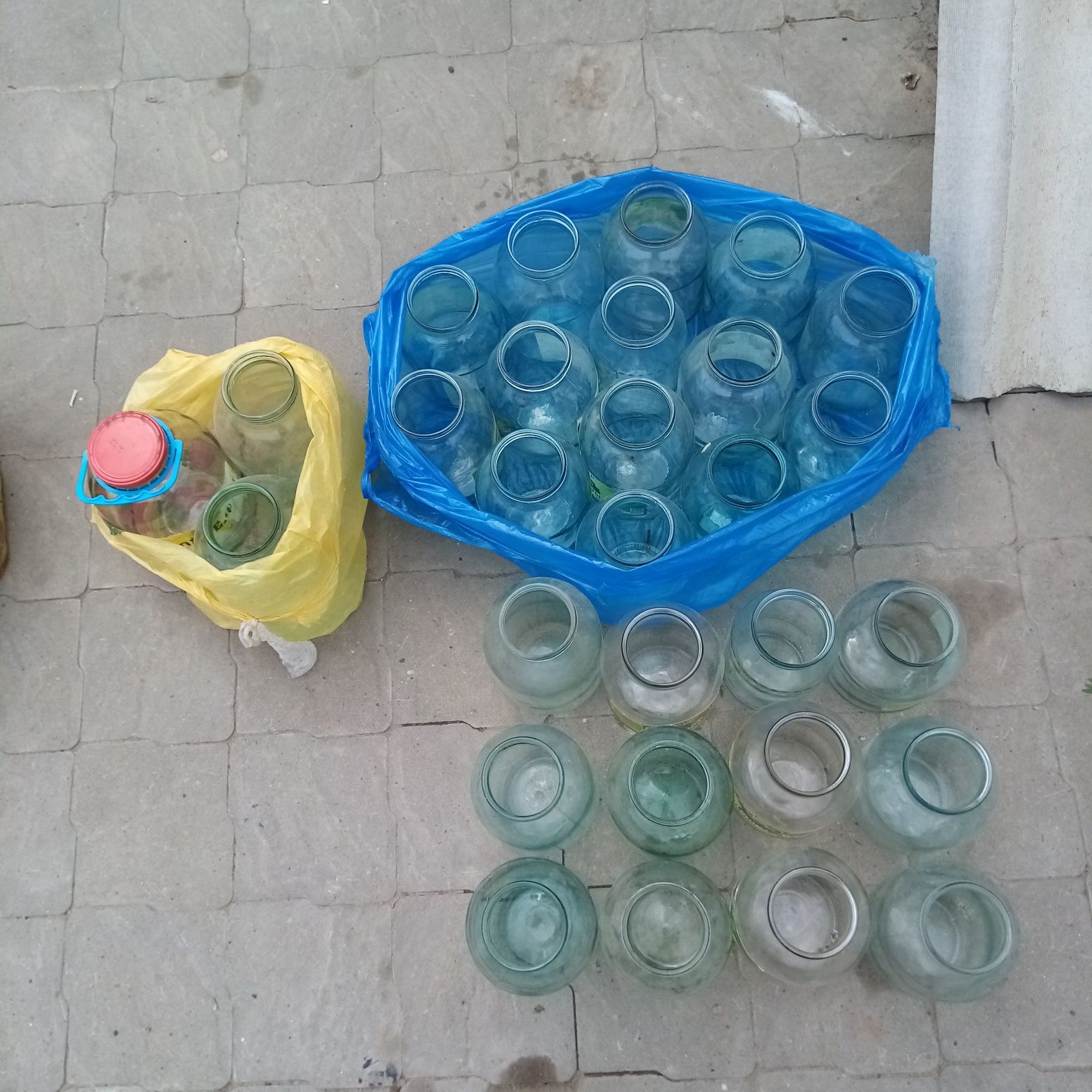 Продам банки литраж разный-1,2,3 литра с крышками и без. 0.5-0.7 грамм
