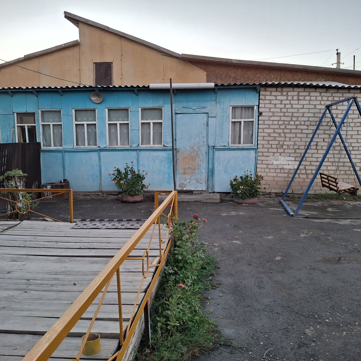 Үлкен трассада дүкенімен үй сатылады