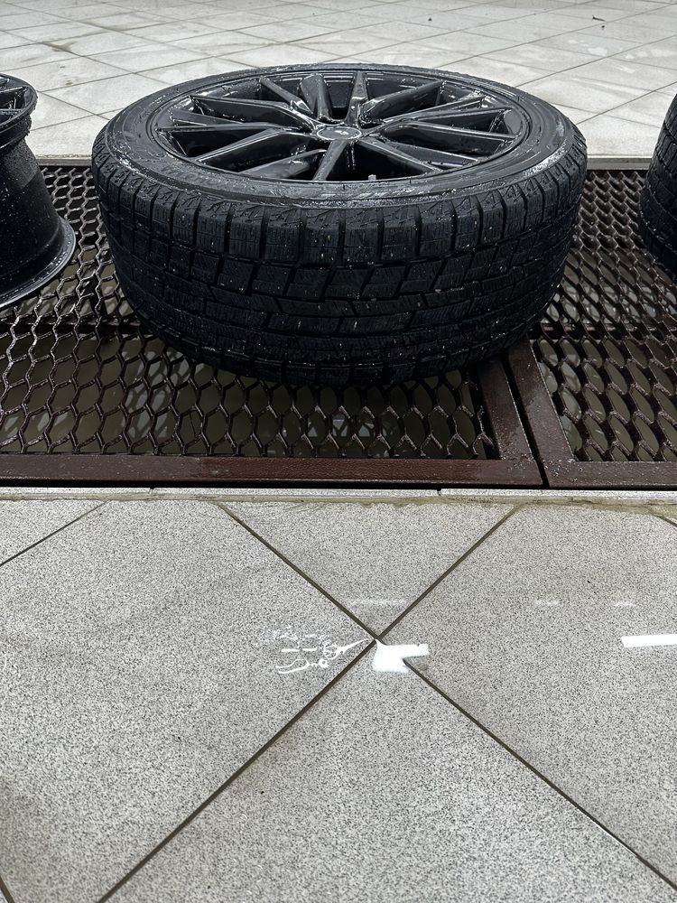 Продам резину с дисками годовалая липучка YOKOHAMA 235/45 R18