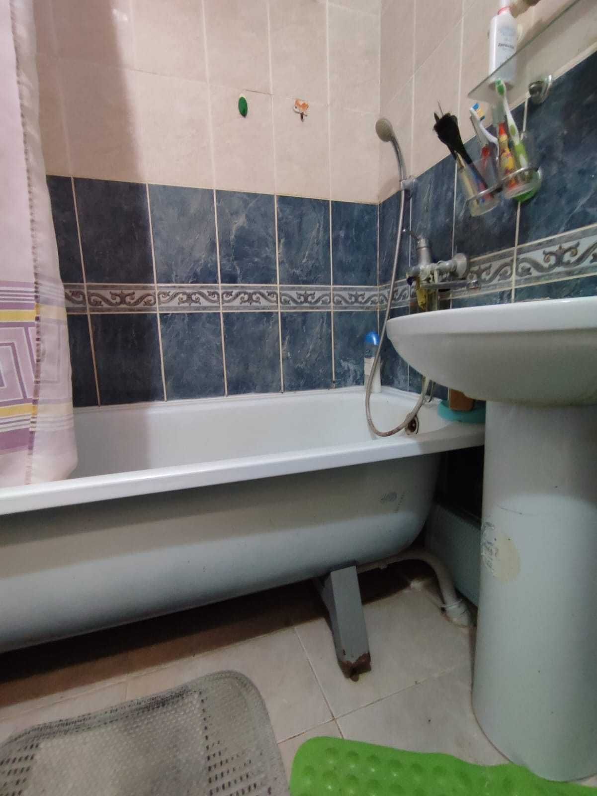 Продам 2 комн. срочно  старый часть возле колхозного рынка