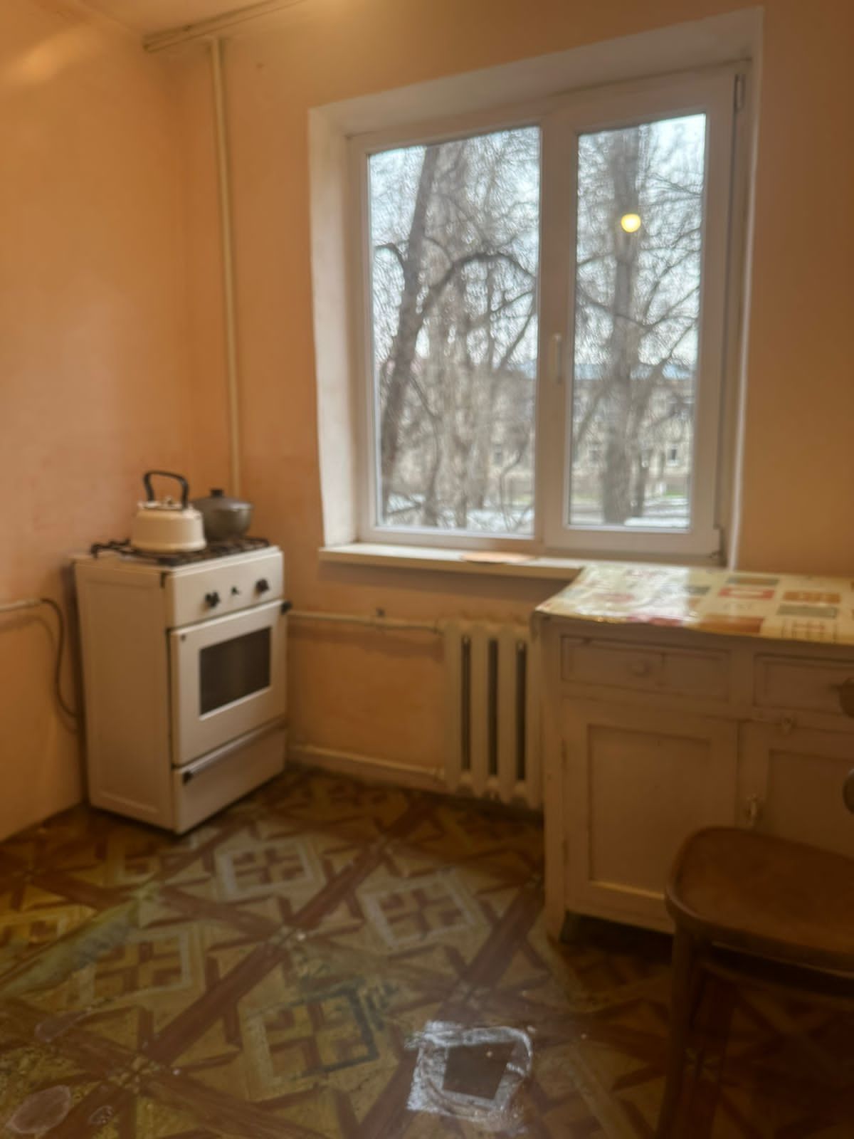 СРОЧНО  1 комн  4 мкр 2 этаж не угловая солнечная сторона
