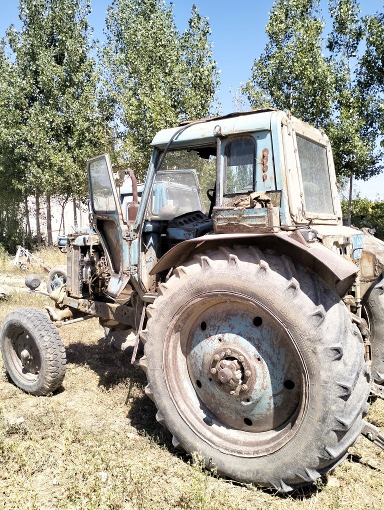 Продам 2 трактора один 4вд второй задний привод на ходу