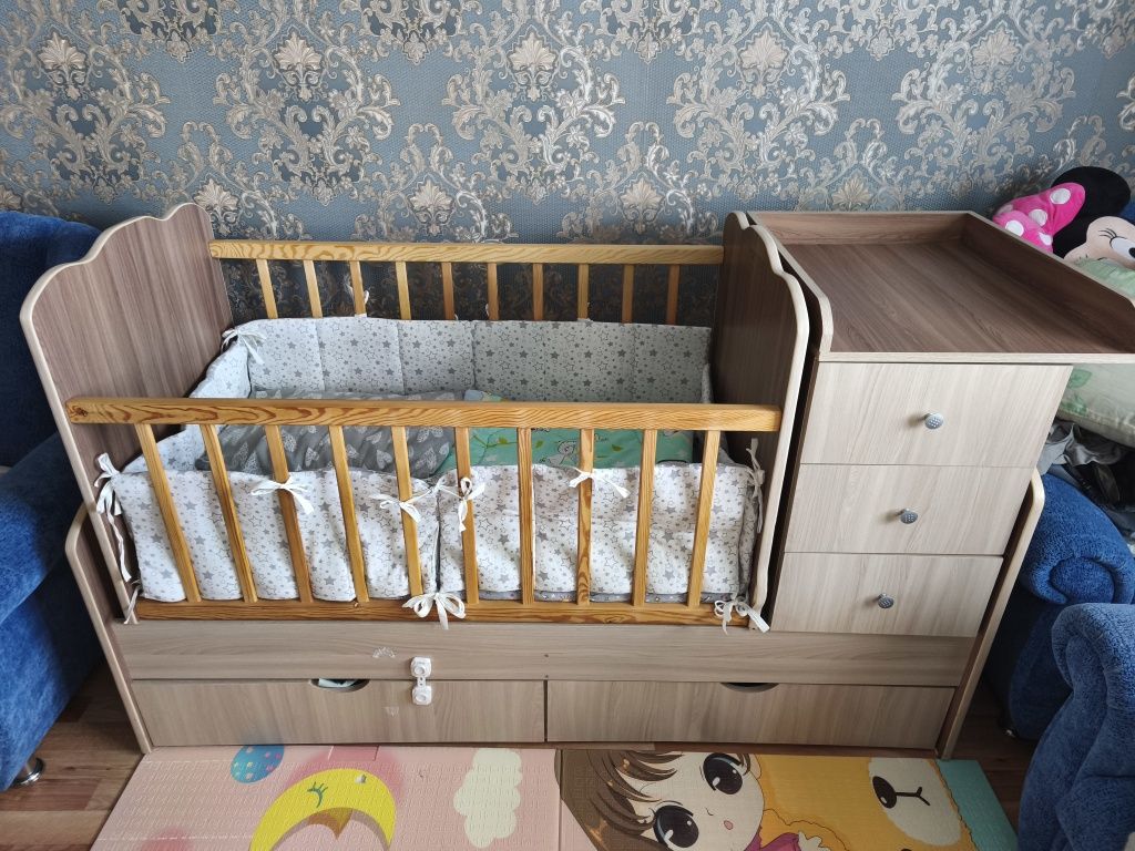 Продам детскую кроватку со шкафчиками и пелинальным столиком.