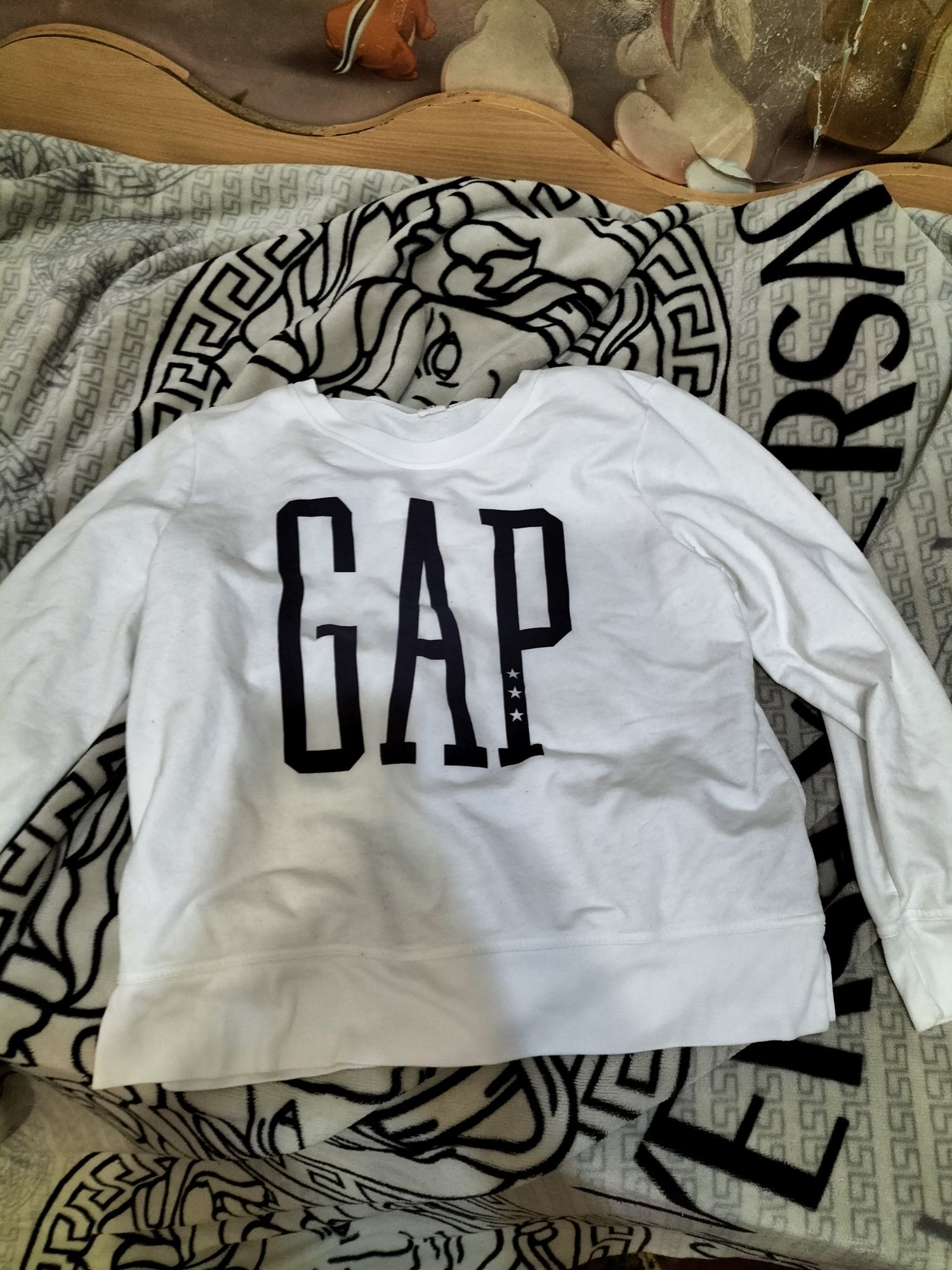 белый свитшот GAP