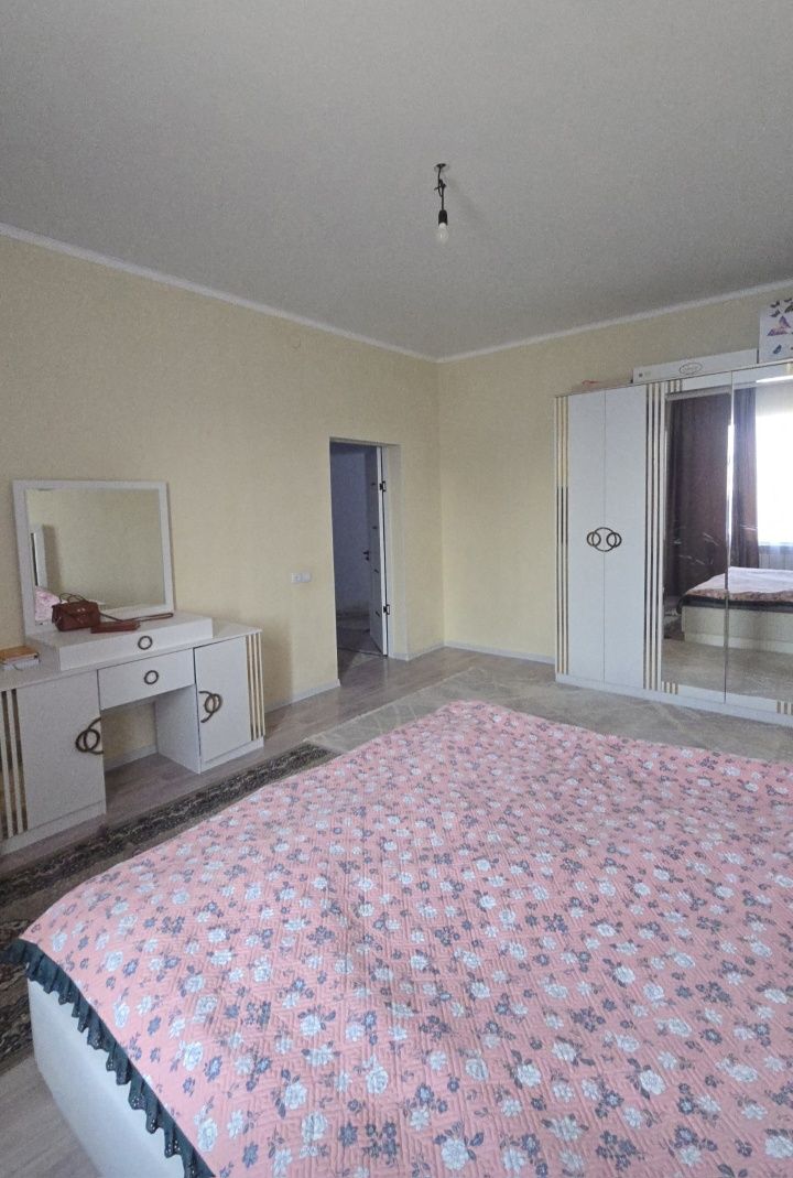 7 бөлмелі үлкен,жарық,кең үй сатылады.