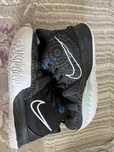 Nike kyrie 25000ға берем жанаозендіктер болса 38 размер