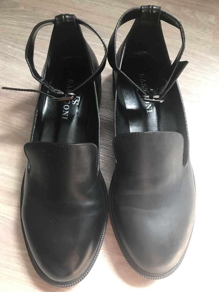 Продам школьные туфли
