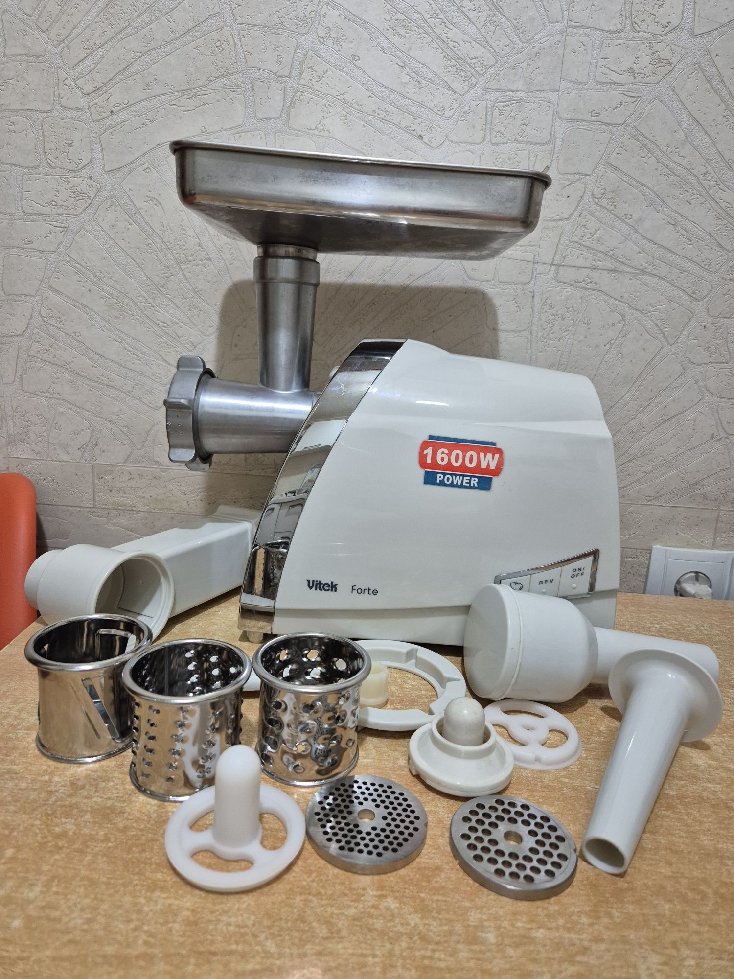 Мясорубка овощерезка VITEK VT-1671
