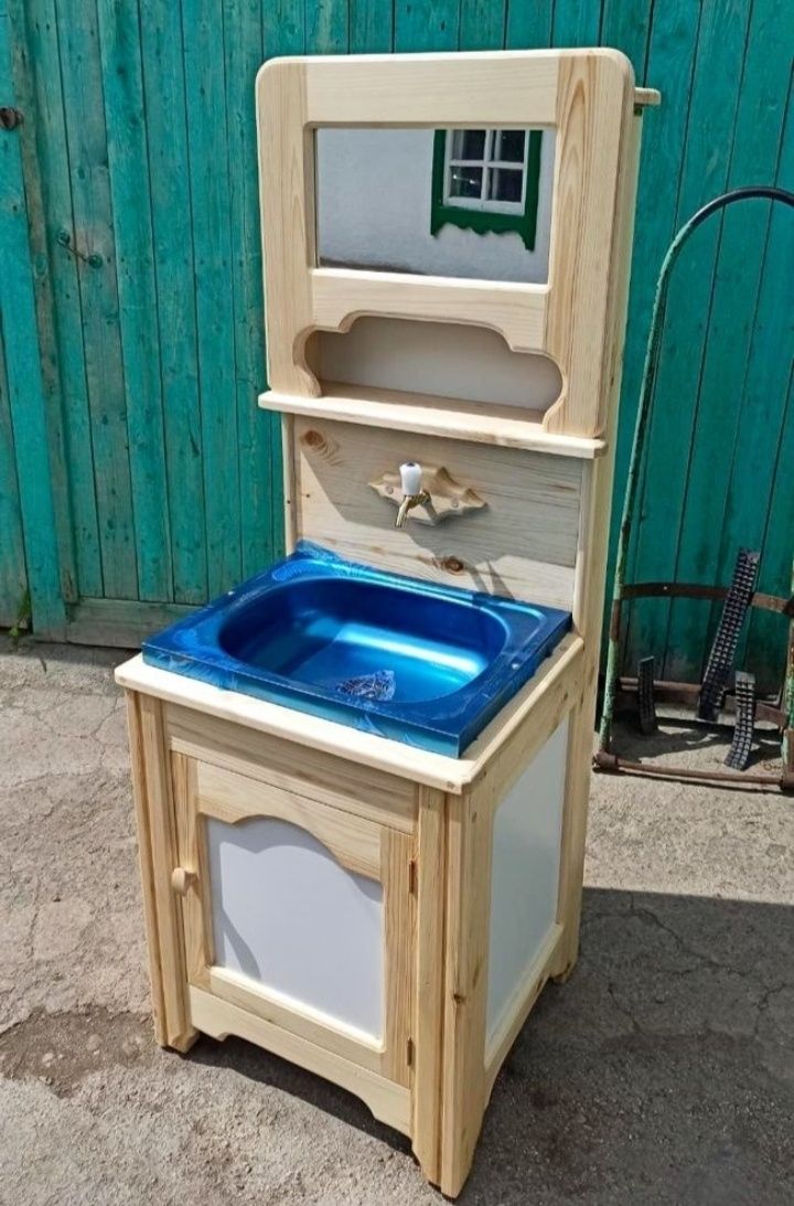 Продам деревянный лакированный умывальник. Ручная работа.