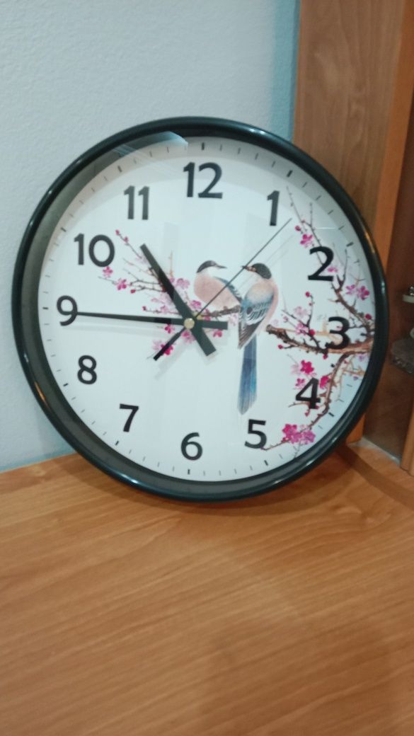 Часы настенные новые, 25 см.