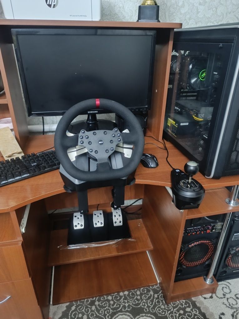 Компьютер+ игравой руль+ компьютерный стул