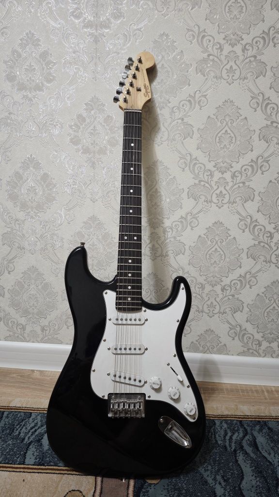 Гитара Fender squire stratocaster с комбоуселителем, и кабелем