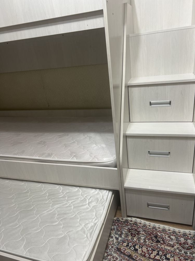 Продам трех ярусную кровать