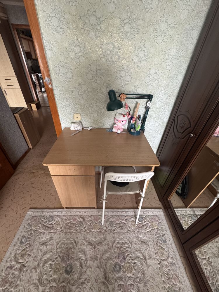 Продам тумбочку, школьный стол и маленький стол икеа