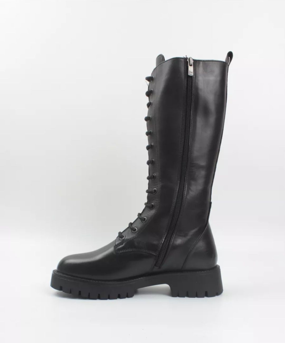 Продам высокие  зимние ботинки ( женские)