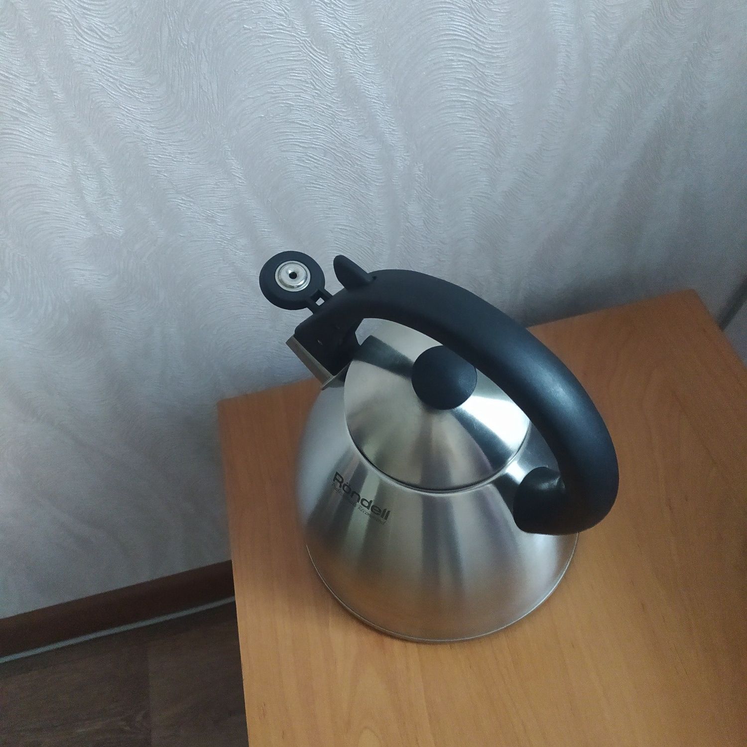 Продам чайники  разные.