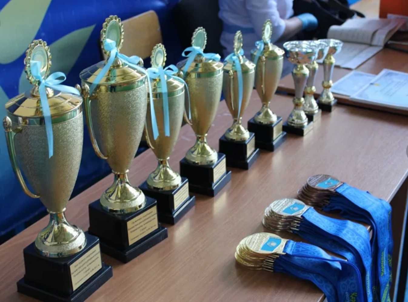 Дизайн кружки ручки флэшки зажигалки плакетки кубки значки медали и тд