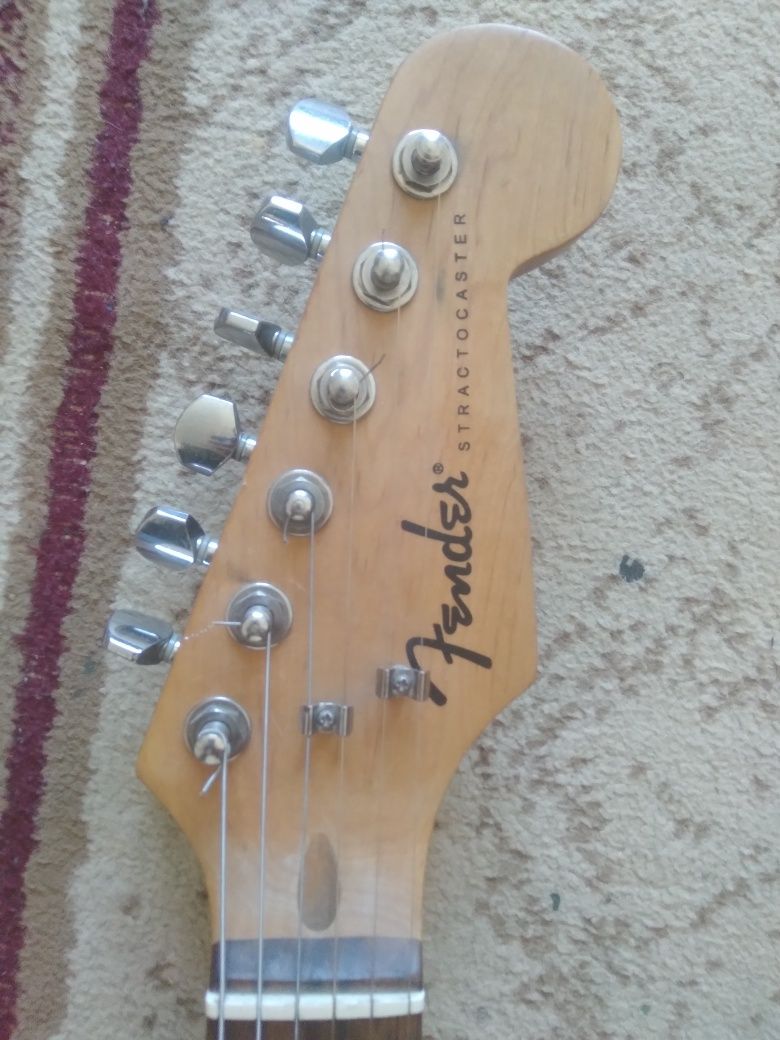 Продам электрогитару Fender стратокастер
