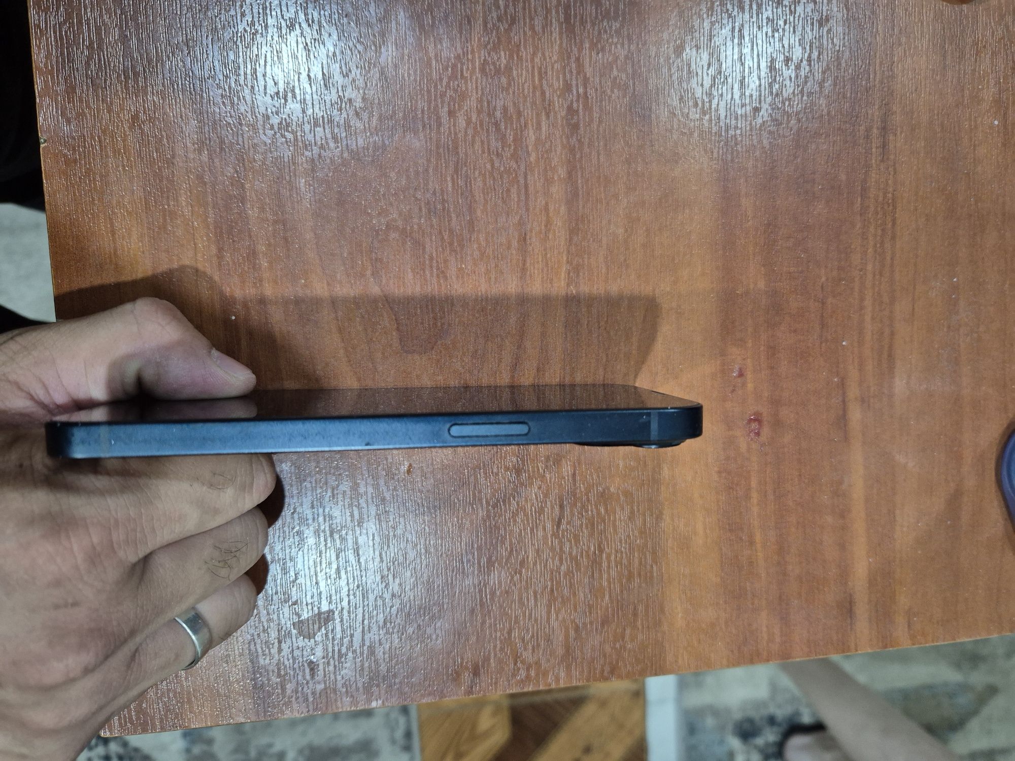 Продам IPhone 13