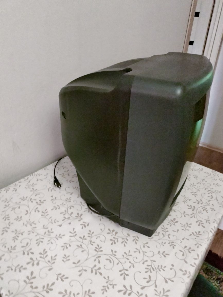 Продам телевизор и деведи почти новый флешка  диска игает