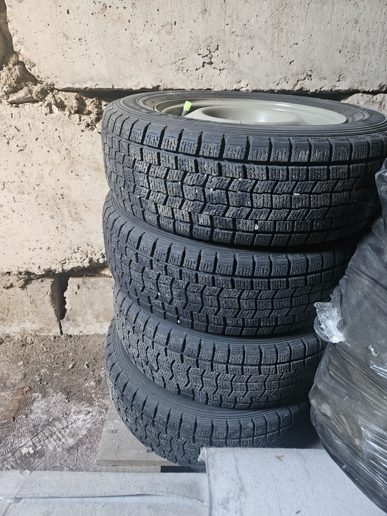 Резина с дисками 175/70/R13 состояние отличное. Срочно.