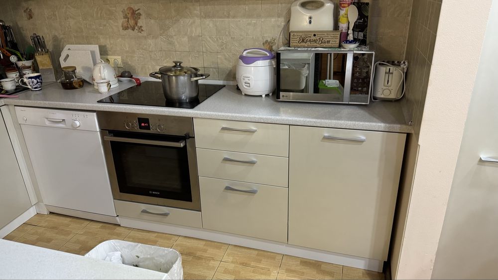 Продам кухню б/у с вытяжкой и плитой