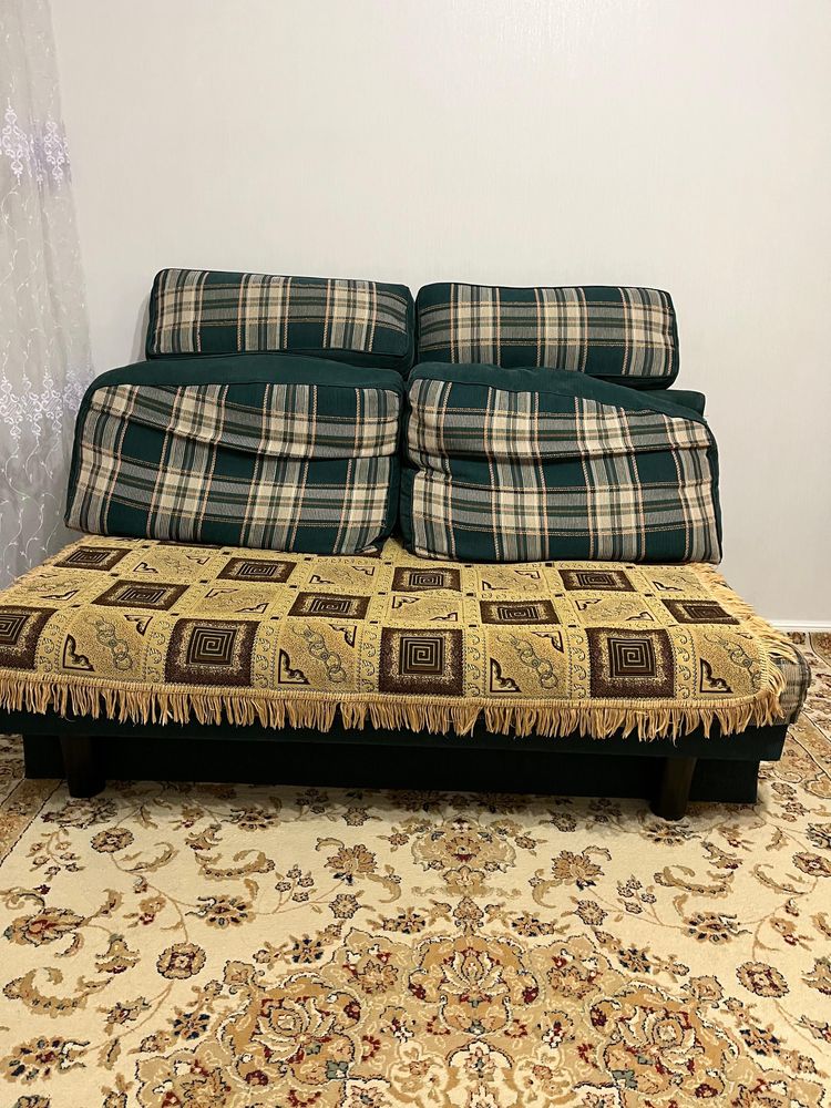 Продаю диван в хорлшем состлчнии