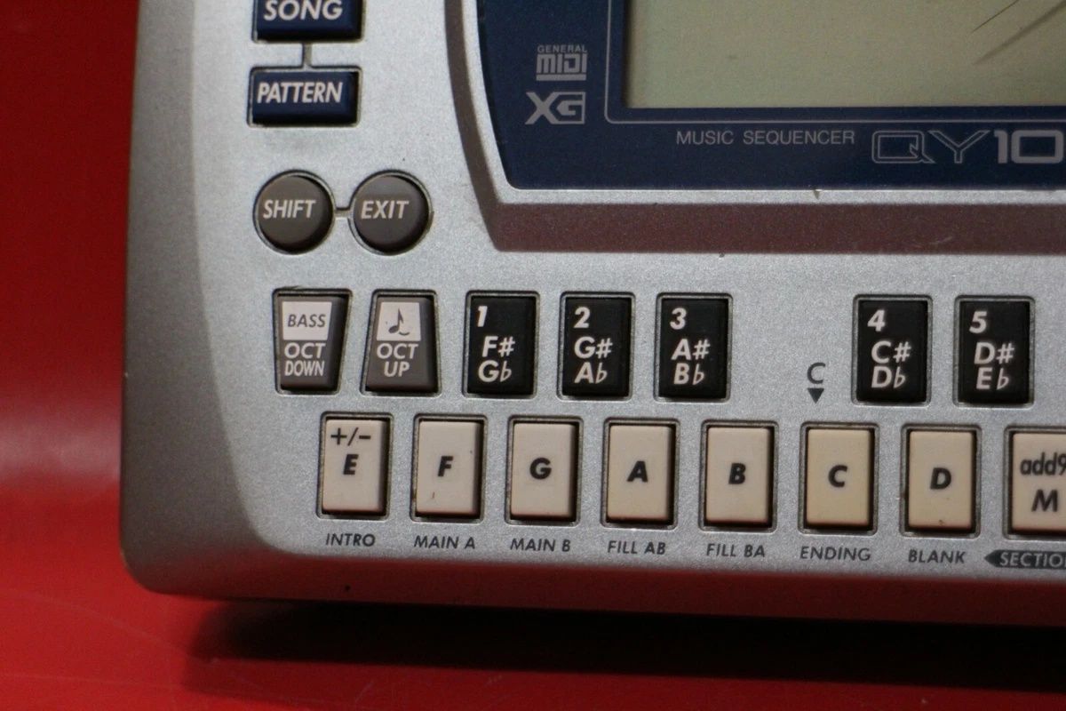 Звуковой модуль ( секвенсор ) Yamaha QY-100.