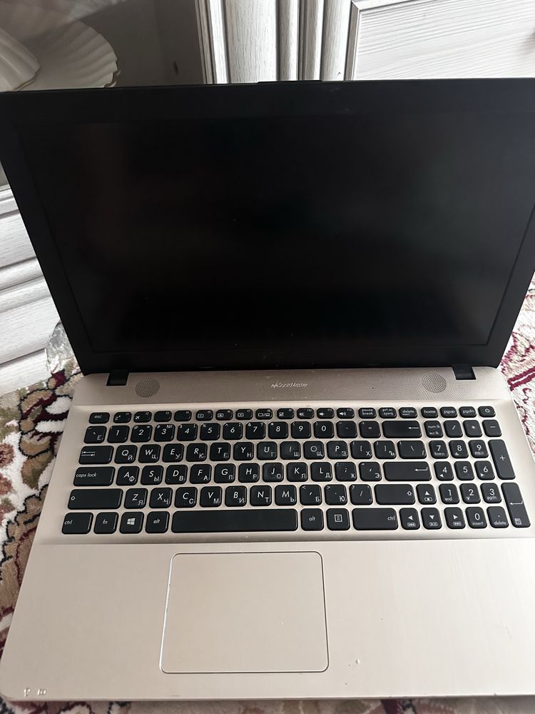Ноутбук Asus продается по хорошой цене.