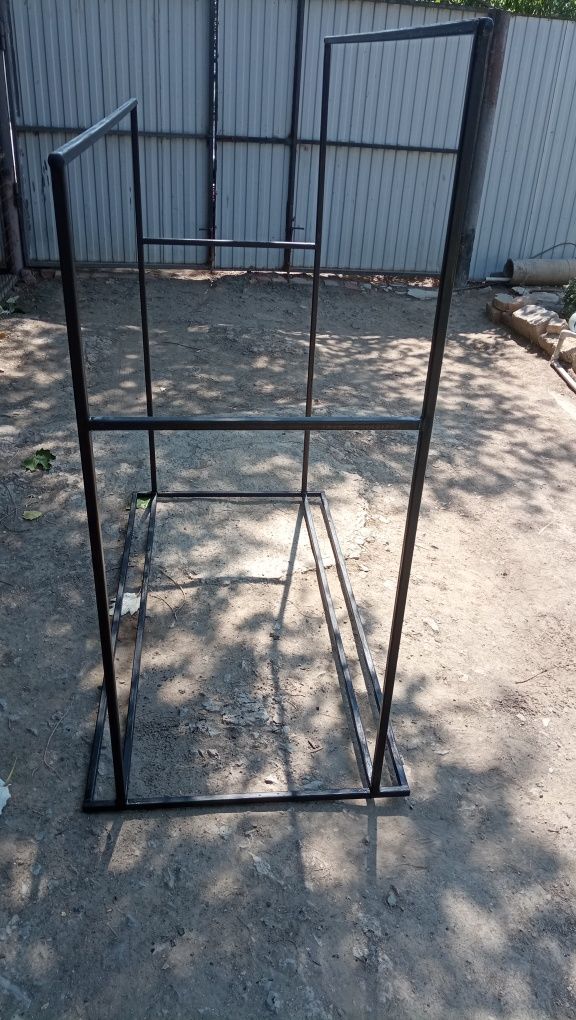 Вешалка напольная для вещевого магазина
