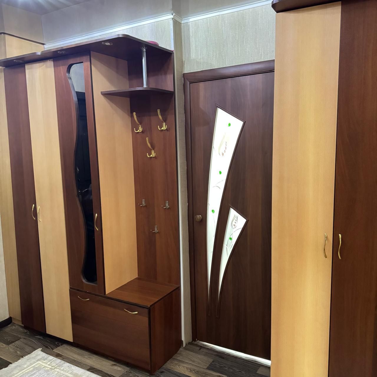 Прихожая из трёх шкафов и тумбы с зеркалом