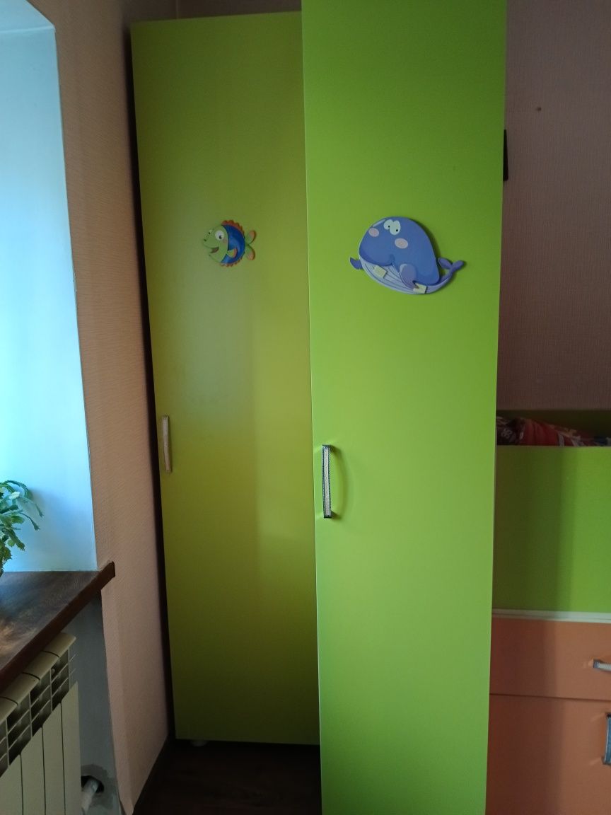 Кровать и шкаф общая длина 2.65. шкаф 0.9*0.9 и кровать 1.75*0.84