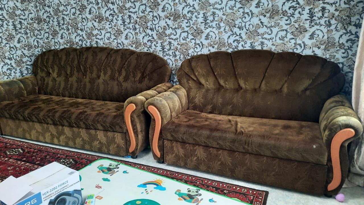 Продам комплект мягкой мебели диваны и кресло