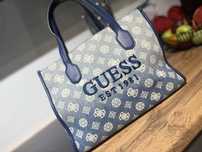 Сумка бренда Guess