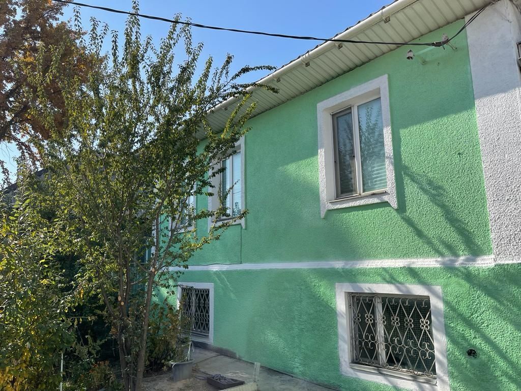 Срочно. Срочно . Продаётся дом . В центре.