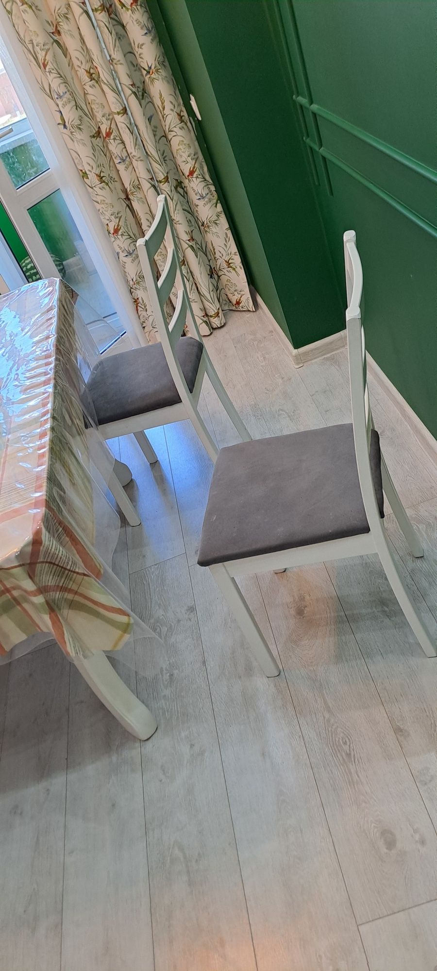 Продам стол для кухни  со стулями
