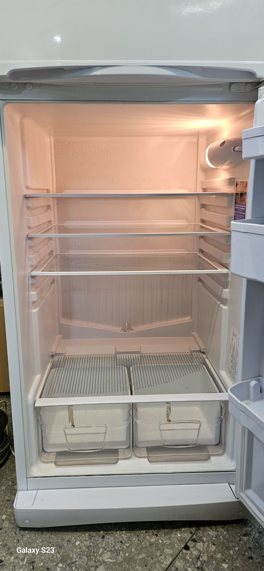 Продам холодильник Indesit