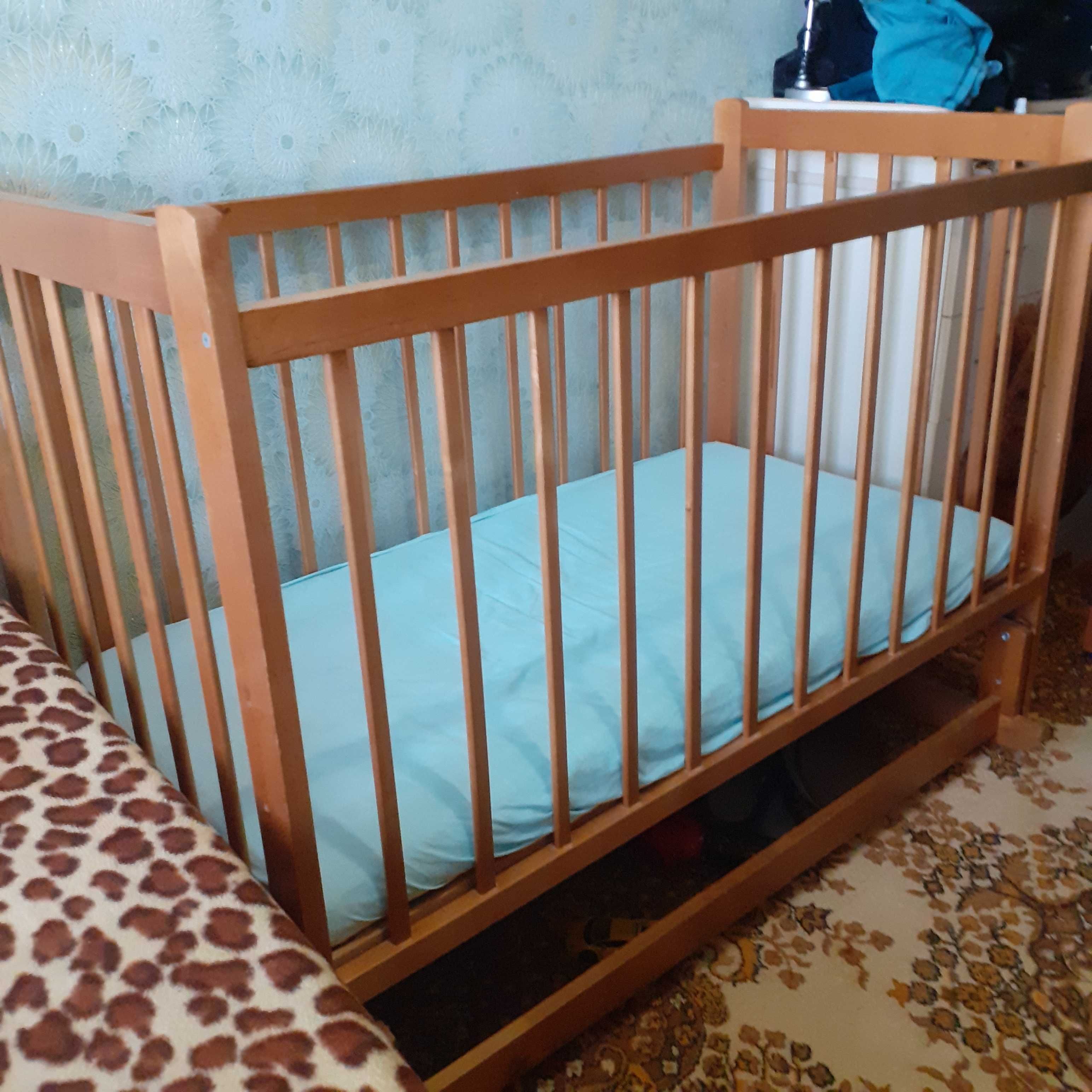 Продам детскую кроватку с матрасом, с функцией маятник
