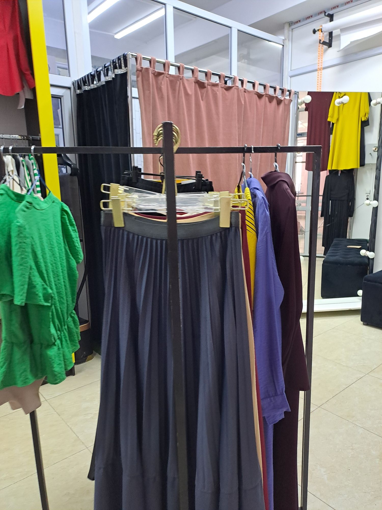 Киім ілетін стойка сатылады