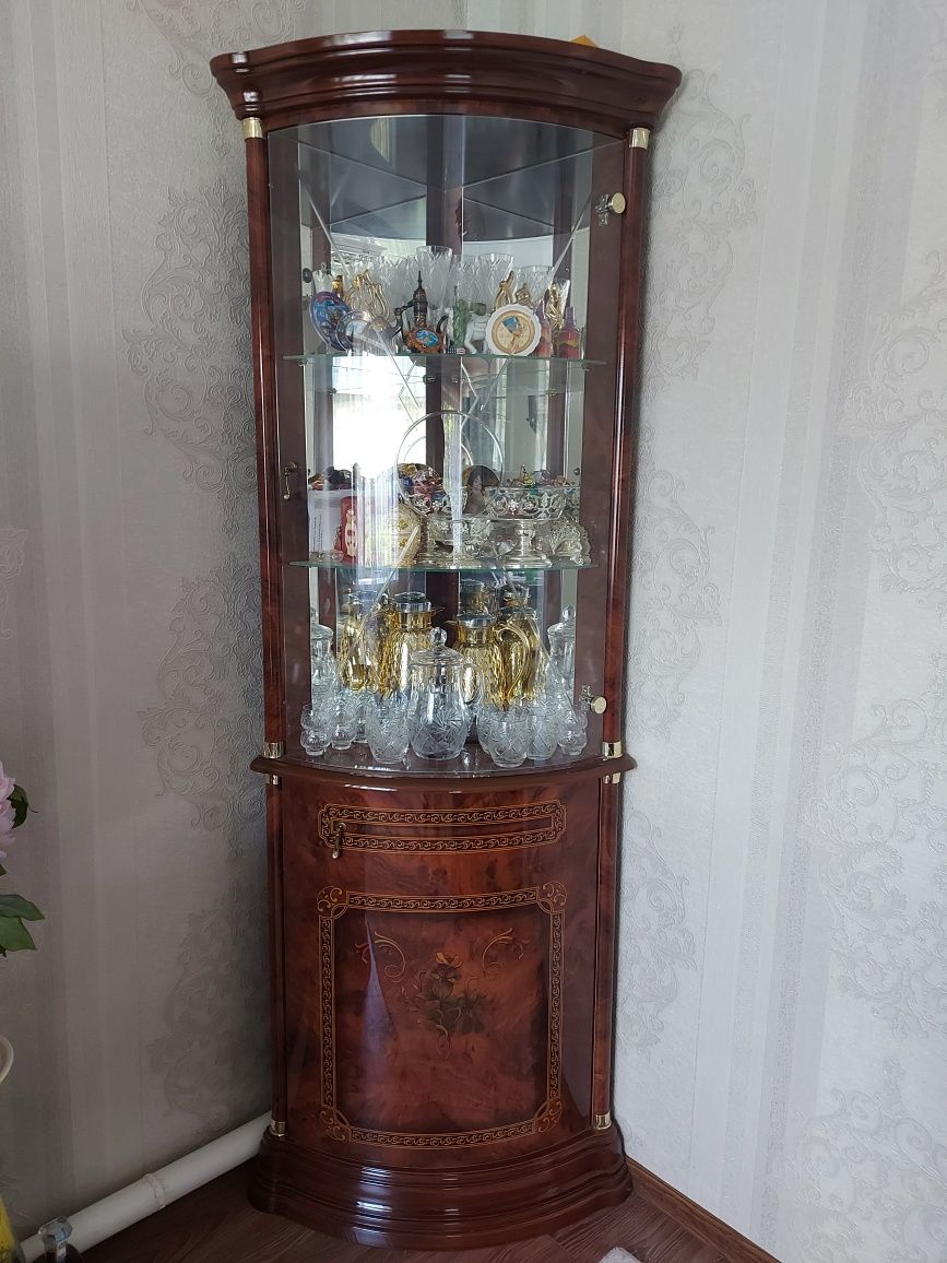 Продам угловой сервант в гостиную