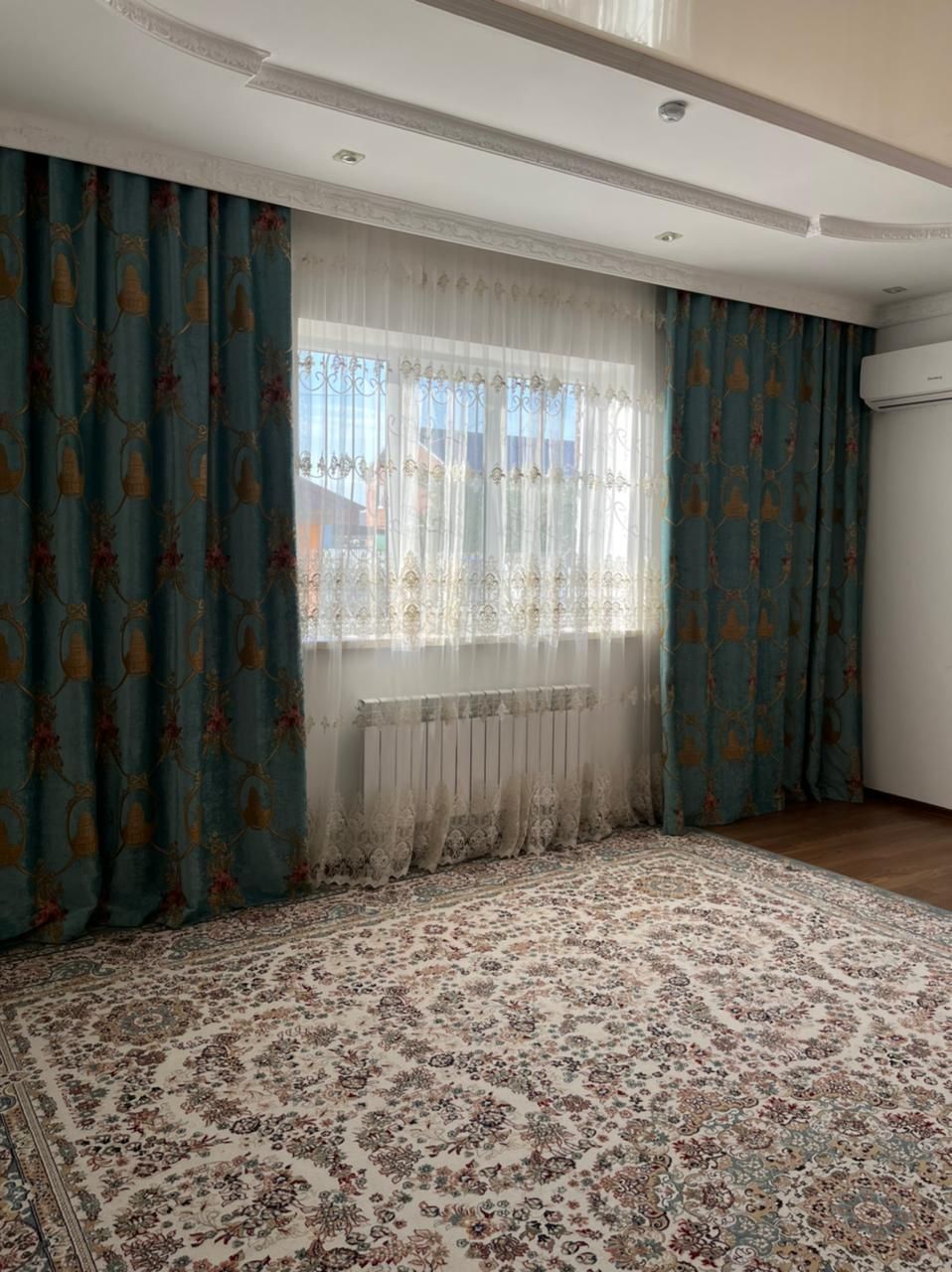 Продам шторы в комплекте.Ковёр 4×7