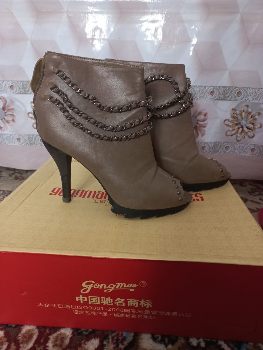 Обувь женсксая. Цена, каждая 2500