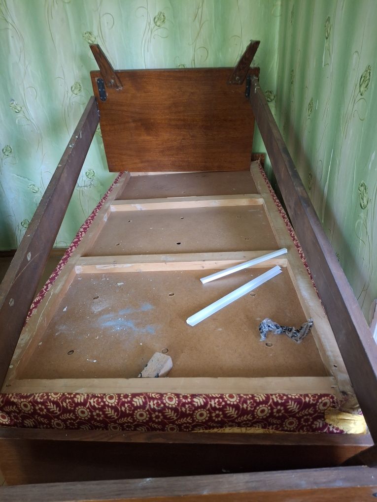 Отдам даром, мебель, на дачу, на дрова.